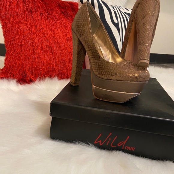 Shoes - Picture 3 of 4